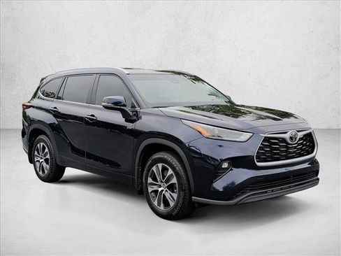 Used 2025 Toyota Highlander XLE FWD image 3