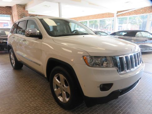 Used 2011 Jeep Grand Cherokee Limited image 3