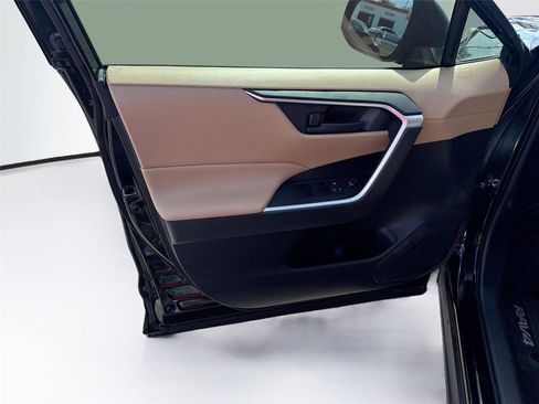 Used 2019 Toyota RAV4 LE image 14