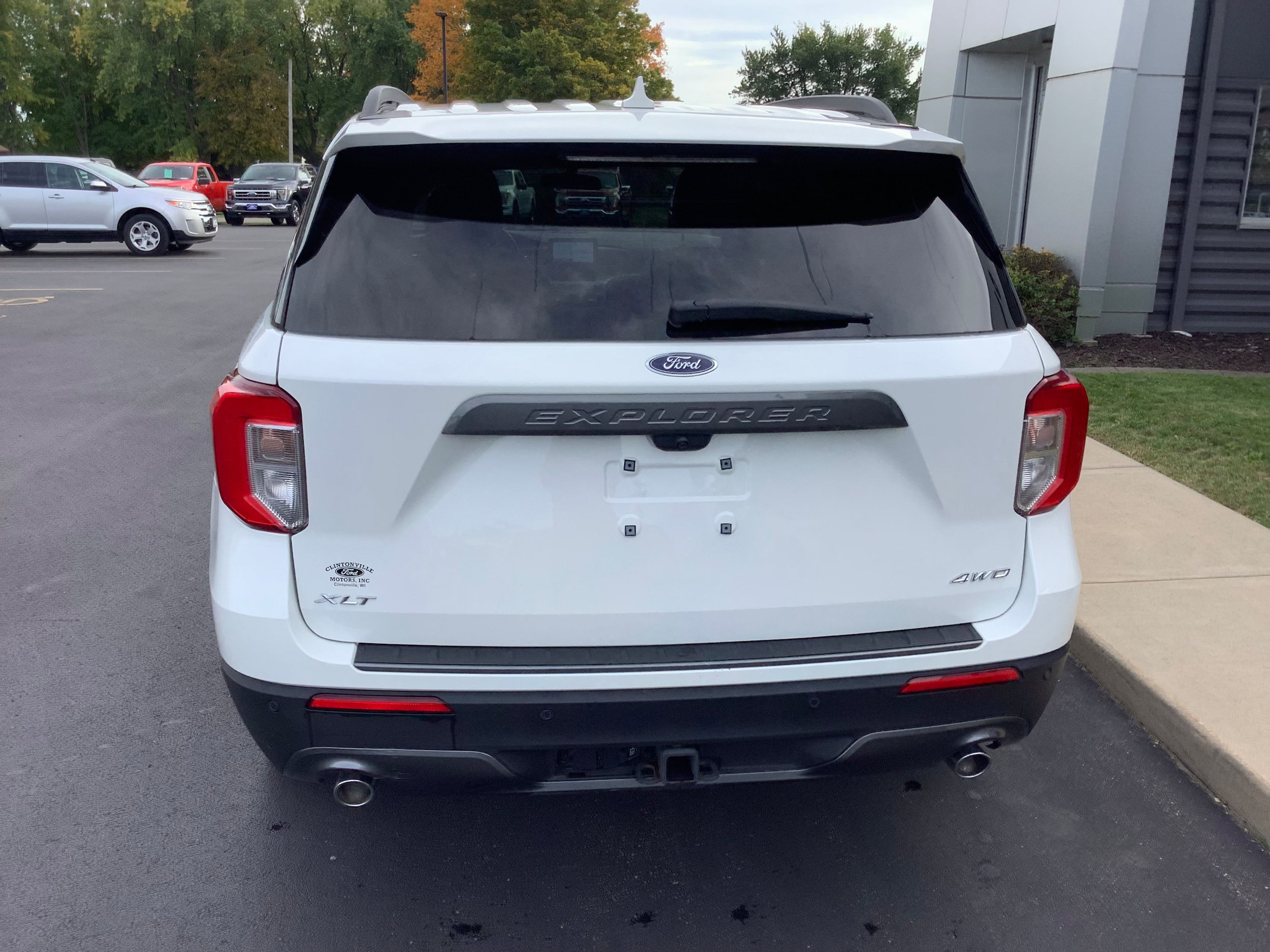 Used 2024 Ford Explorer XLT w/ Equipment Group 202A AWD/4WD image 4