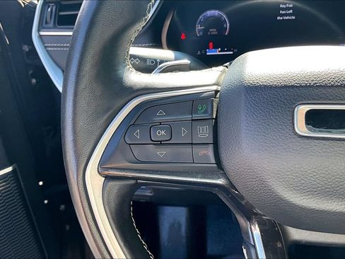 Used 2022 Jeep Grand Cherokee Altitude AWD/4WD image 18
