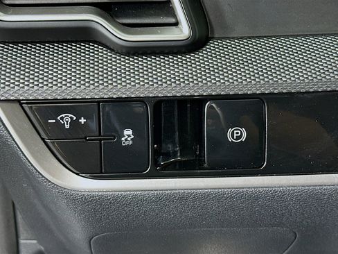 Used 2025 Kia Sportage LX image 16