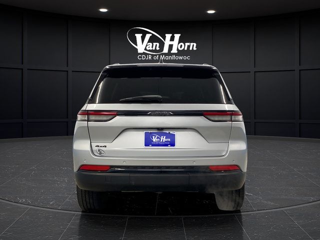 Used 2023 Jeep Grand Cherokee Altitude AWD/4WD image 4