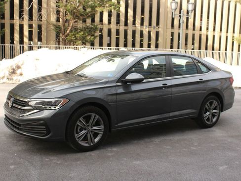 Used 2024 Volkswagen Jetta SE image 12