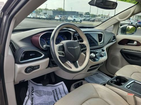 Used 2018 Chrysler Pacifica Limited w/ Tire & Wheel Group FWD image 18