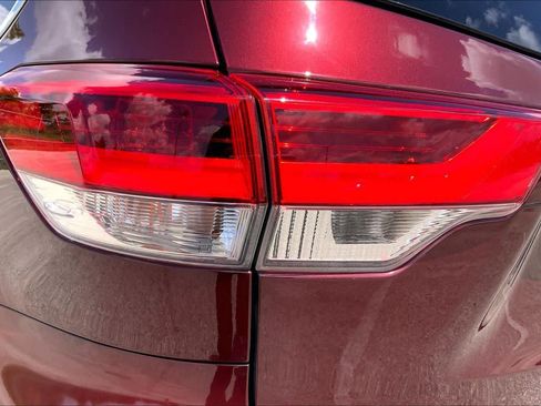 Used 2017 Toyota Highlander XLE FWD image 28
