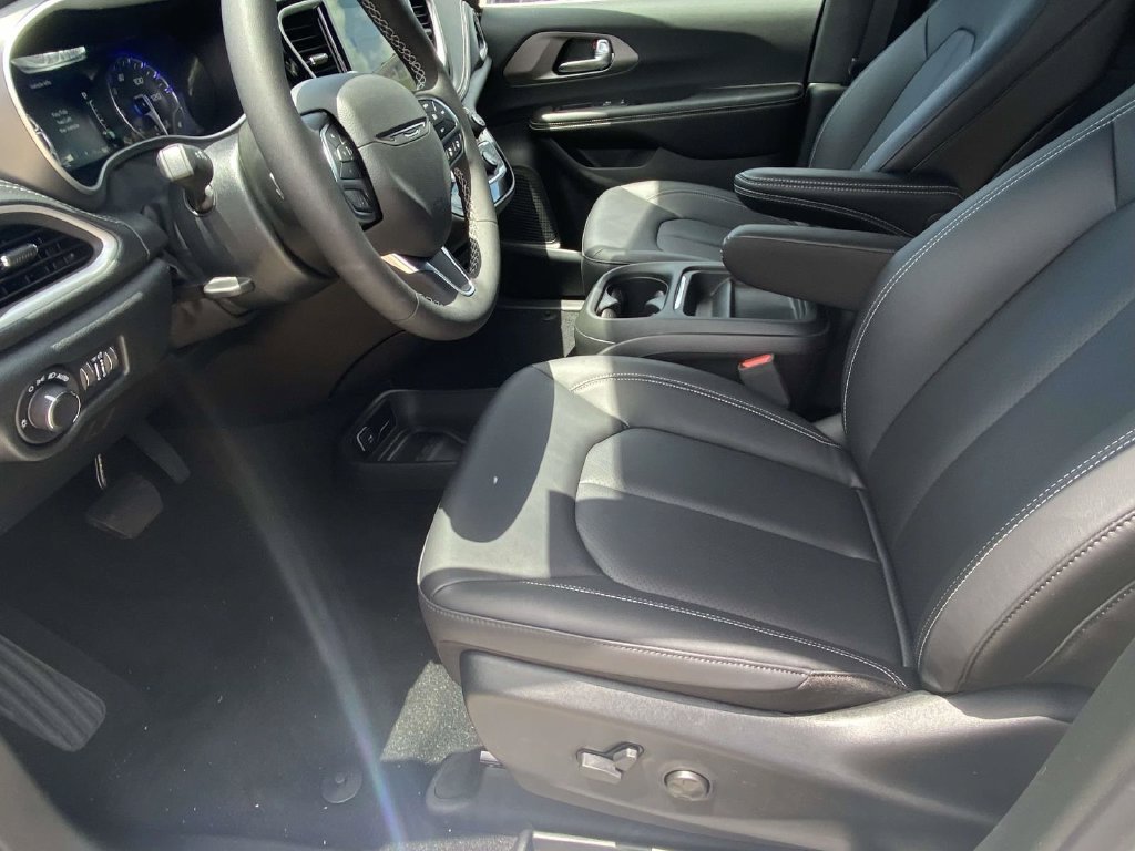 New 2027 Chrysler Pacifica Select FWD image 11