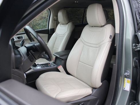 Used 2020 Ford Explorer Platinum w/ Premium Technology Package image 12