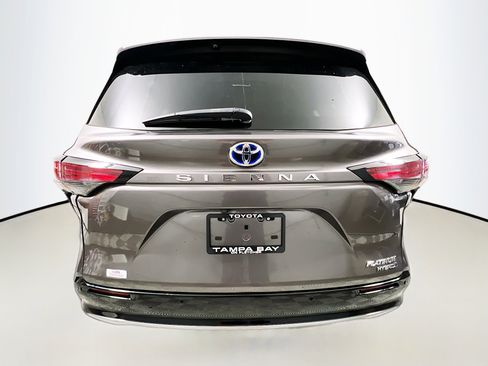 Used 2024 Toyota Sienna Platinum FWD image 6