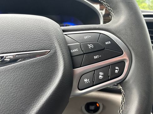 Used 2023 Chrysler Pacifica Limited AWD/4WD image 21