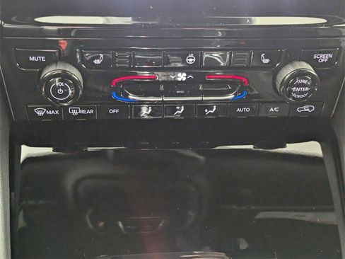 New 2025 Jeep Grand Cherokee Altitude image 19