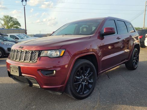 Used 2019 Jeep Grand Cherokee Altitude image 2