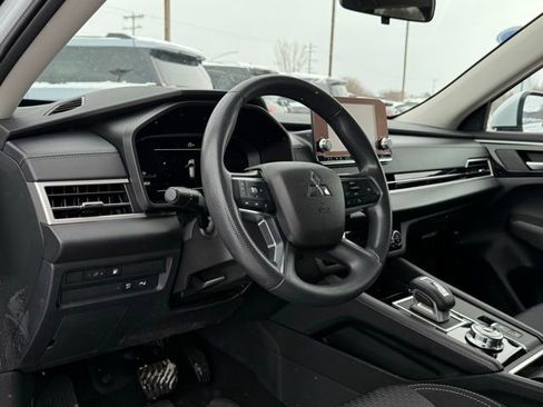 Used 2023 Mitsubishi Outlander ES image 13