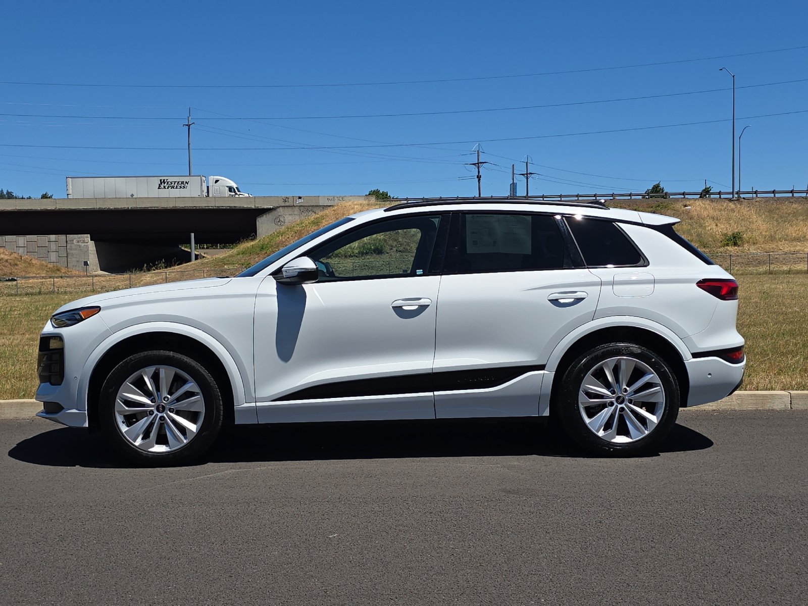 Used 2025 Audi Q6 e-tron Premium RWD image 6