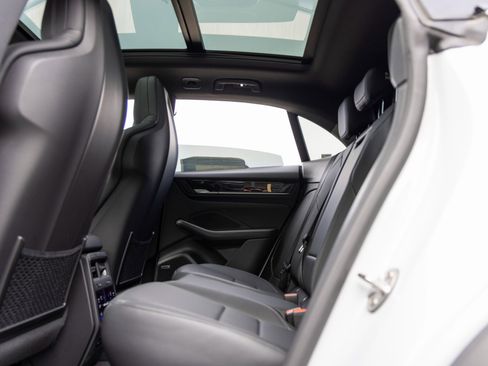 New 2025 Porsche Macan Electric image 40