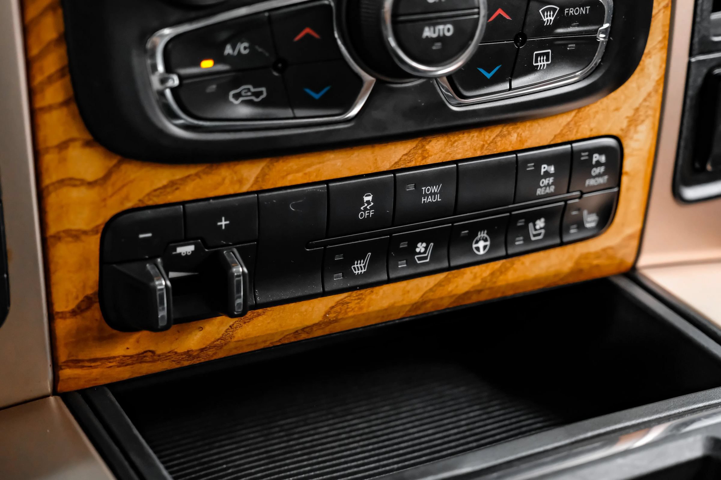 Used 2014 RAM 1500 Laramie Longhorn w/ Convenience Group AWD/4WD image 34