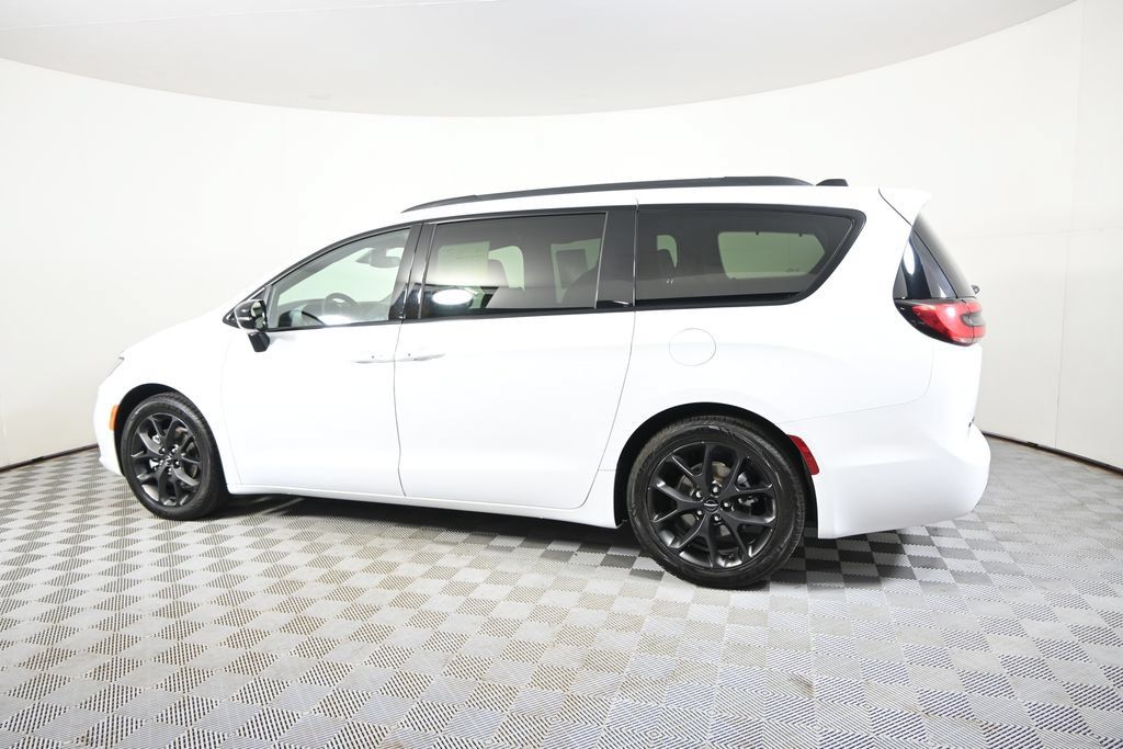 Used 2025 Chrysler Pacifica Limited FWD image 3