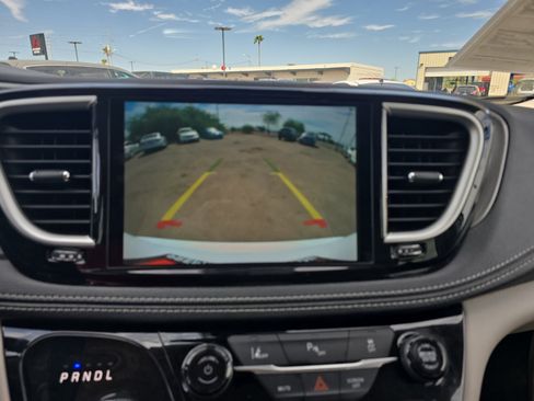 Used 2024 Chrysler Pacifica Limited FWD image 21
