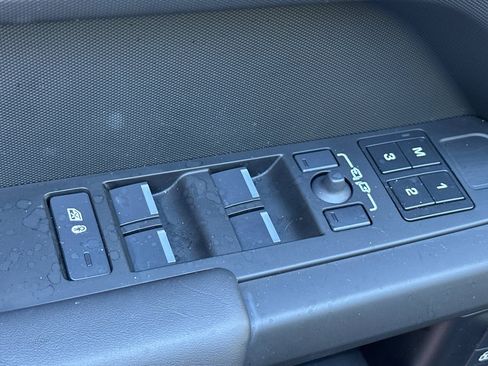 Used 2025 Land Rover Defender 130 S image 15