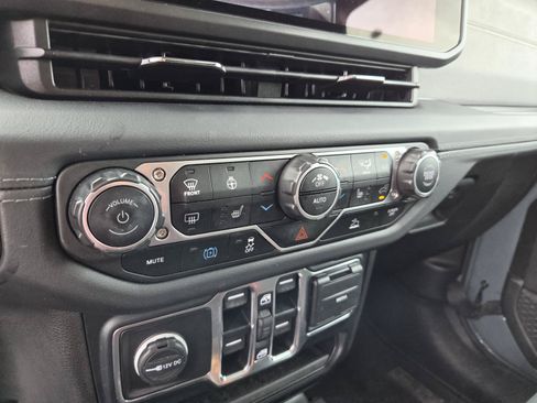 Used 2024 Jeep Wrangler Unlimited Sahara AWD/4WD image 22