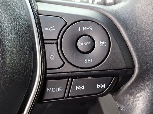 Used 2022 Toyota Venza LE image 16