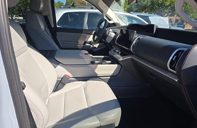 Used 2025 Ford Expedition Active AWD/4WD image 9