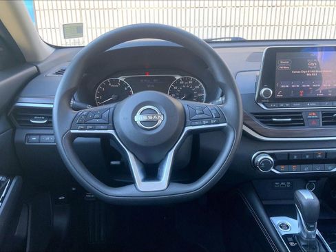 Used 2023 Nissan Altima 2.5 SV image 5