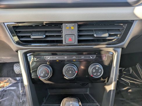 Certified 2023 Volkswagen Taos SE FWD image 22