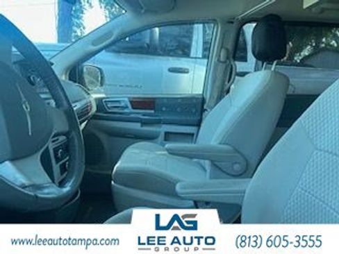 Used 2009 Chrysler Town & Country Touring w/ Family Value Group image 4