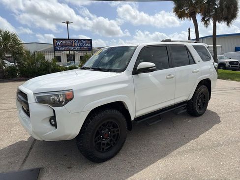 Used 2022 Toyota 4Runner SR5 Premium w/ Moonroof Package image 2