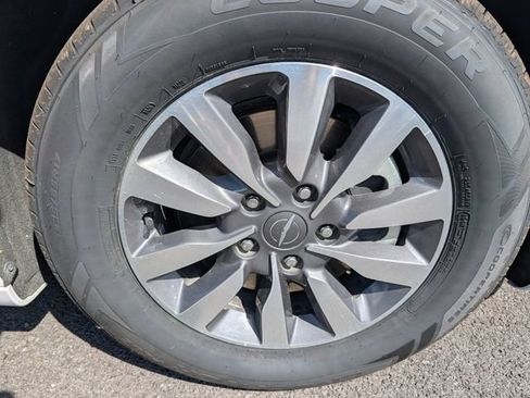 Used 2024 Chrysler Pacifica Limited FWD image 9