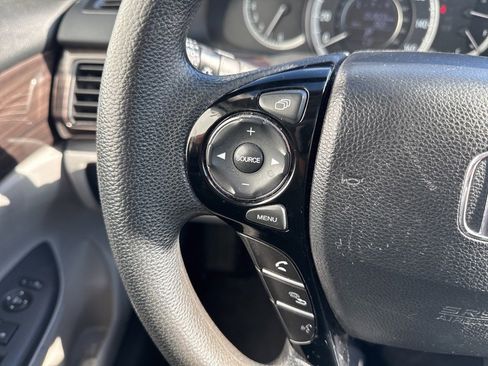 Used 2017 Honda Accord EX image 10