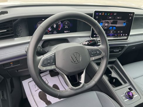 Certified 2025 Volkswagen Tiguan SE AWD/4WD image 35