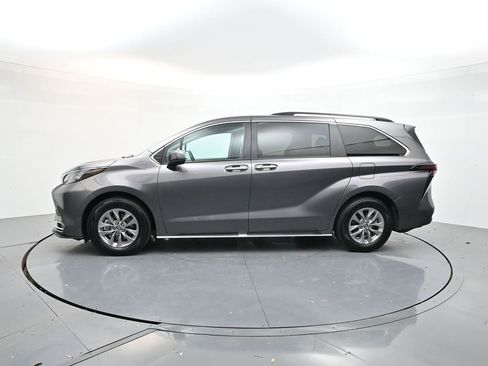Used 2024 Toyota Sienna XLE image 4