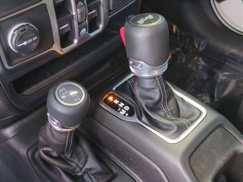 Used 2025 Jeep Wrangler Sahara image 12