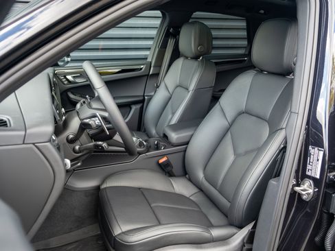 Certified 2026 Porsche Macan AWD/4WD image 5
