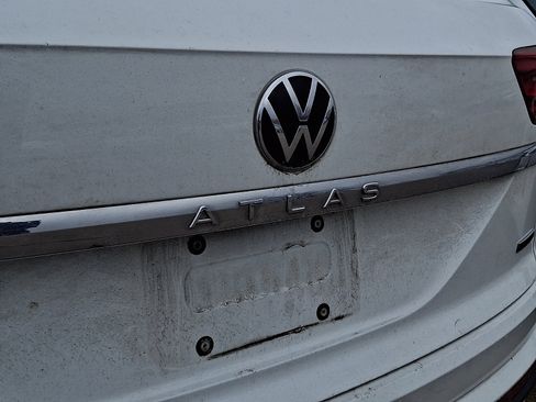 Used 2020 Volkswagen Atlas Cross Sport SE w/ Towing Package image 9