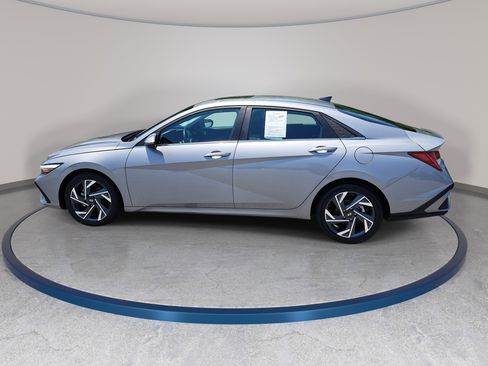 Used 2025 Hyundai Elantra Limited FWD image 8