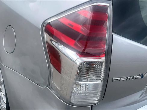 Used 2017 Toyota Prius V Four image 27