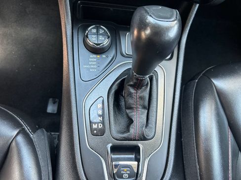 Used 2020 Jeep Cherokee Trailhawk AWD/4WD image 21