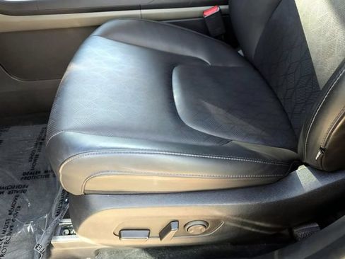 Used 2025 Kia Carnival FWD image 17