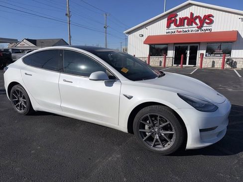 Used 2019 Tesla Model 3 Standard Range image 1