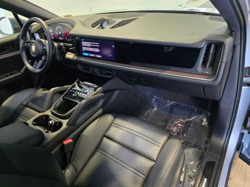 Used 2024 Porsche Cayenne Coupe image 14