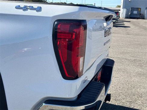 Used 2025 GMC Sierra 1500 SLE image 13