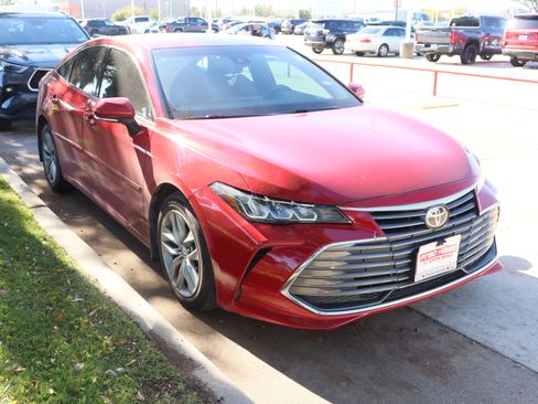 Used 2022 Toyota Avalon XLE image 2