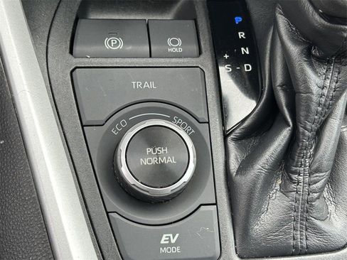Used 2020 Toyota RAV4 LE image 25