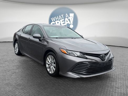 Used 2018 Toyota Camry LE image 1