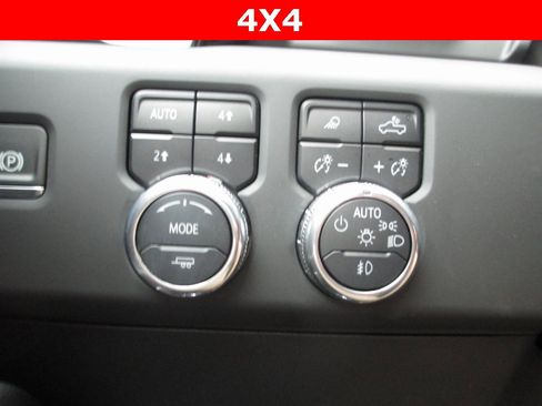 Used 2025 GMC Sierra 2500 AT4X image 31