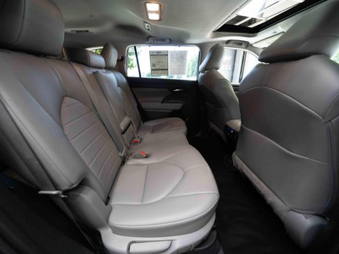 Used 2021 Toyota Highlander XLE AWD/4WD image 25