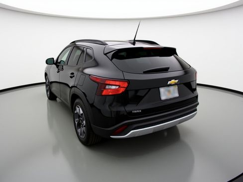 Used 2025 Chevrolet Trax LT w/ LT Convenience Package image 6
